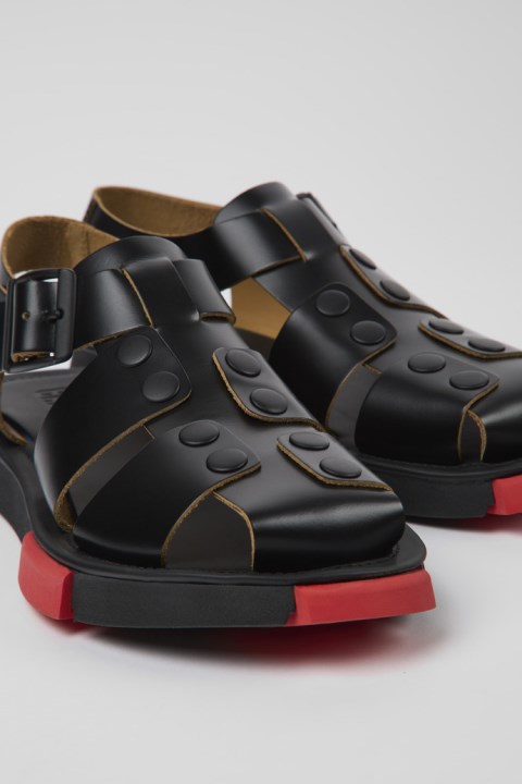 Kadın Karavan Yeni Gelenler Için Siyah Deri Sandalet Giydi