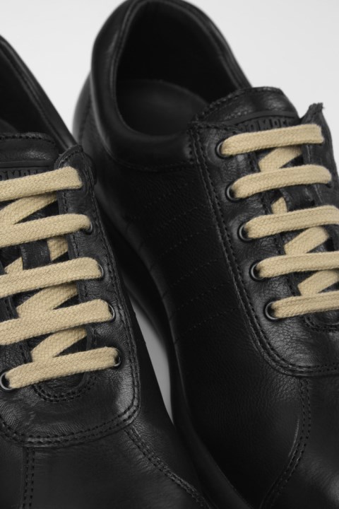 Kadın Karavan Için Pelotas Ikonik Siyah Ayakkabı Tasarımı